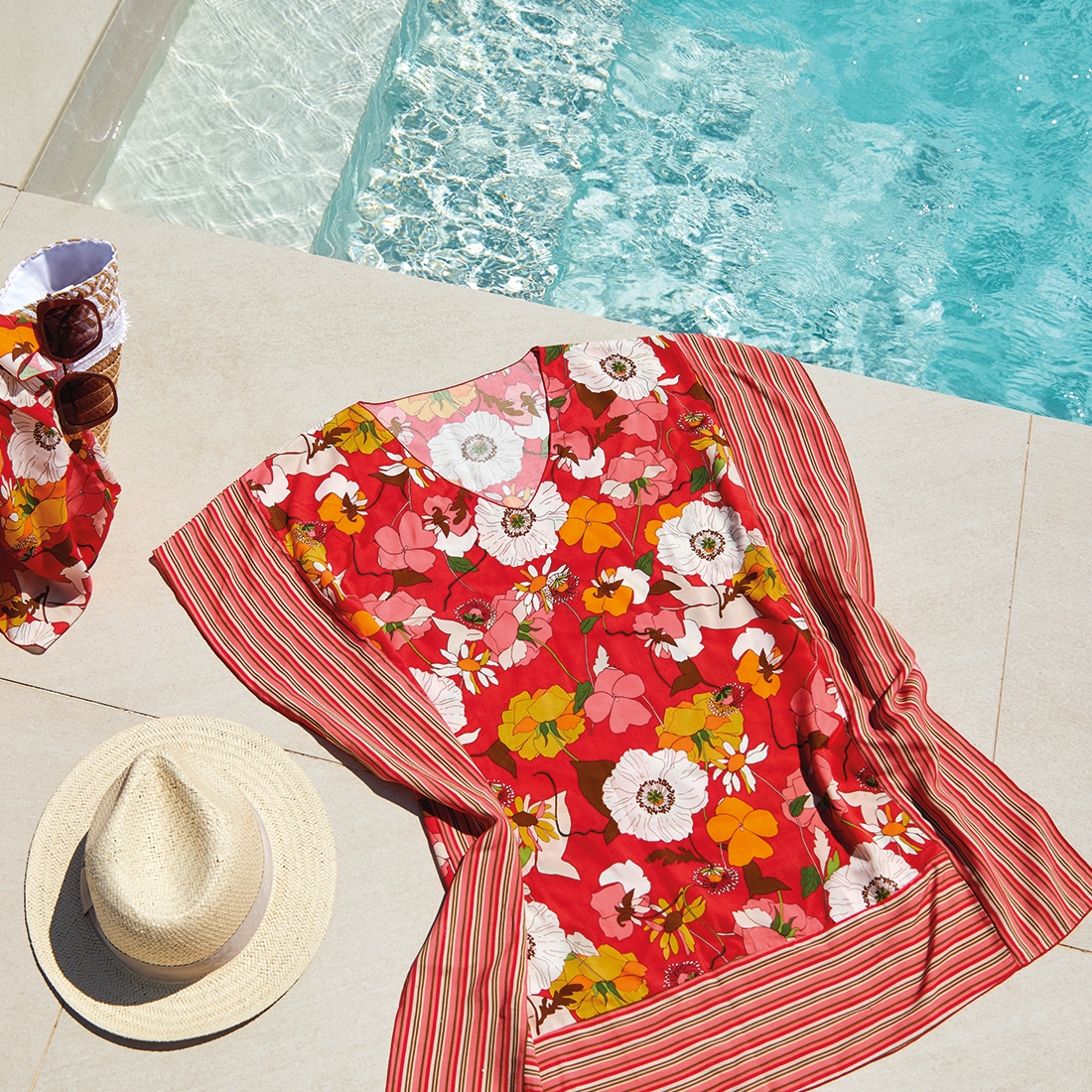 poncho de plage fleuri rouge