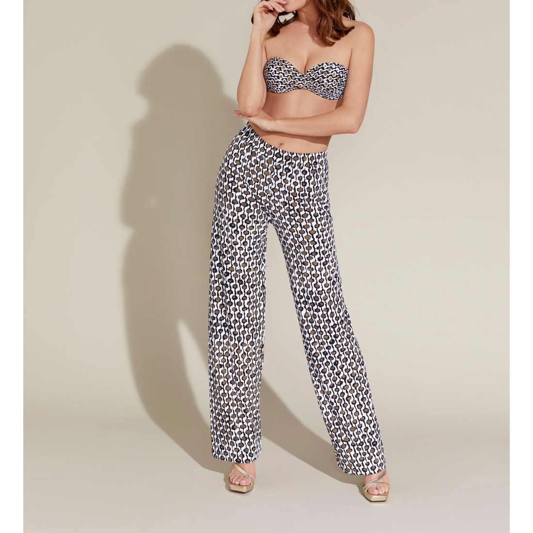 femme portant un pantalon élégant Mei